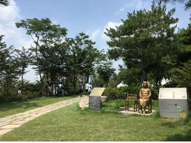 광명동굴 앞에 건립된 평화의 소녀상