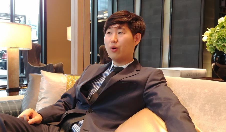 (서울=연합뉴스) 정아란 기자 = 10일 오전 서울 광화문의 한 호텔에서 미국 뉴욕 맨해튼에서 신갤러리를 운영 중인 신홍규 대표가 연합뉴스와 인터뷰하고 있다. 2017.8.10. airan@yna.co.kr