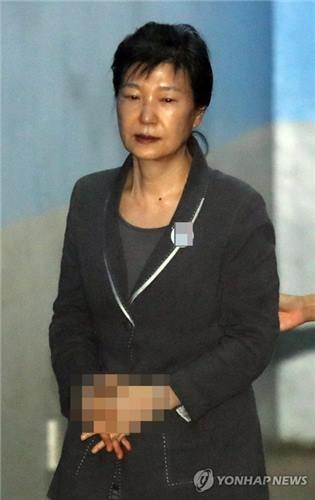 공판 출석하는 박근혜 (서울=연합뉴스) 한상균 기자 = 박근혜 전 대통령이 10일 오전 서울 서초구 서울중앙지법에서 열린 공판에 출석하고 있다. 2017.8.10xyz@yna.co.kr