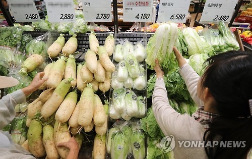폭염·폭우 채솟값 급등…식당서 겉절이·상추 '실종' - 3