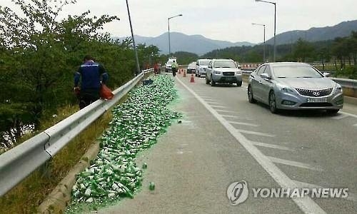 고속도로에 쏟아진 빈병