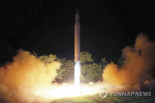 "한미일, 화성-14 대기권 재진입 실패 결론"