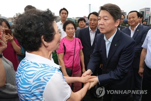 상인 위로 하는 안철수