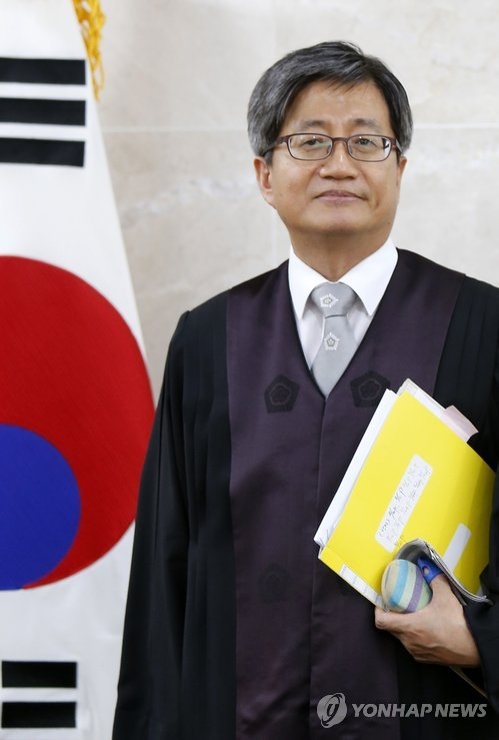 김명수 대법원장 후보자(춘천=연합뉴스) 양지웅 기자 = 신임 대법원장 후보자로 지명된 김명수 춘천지방법원장이 21일 오후 강원 춘천지법 재판정에서 취재진과 만나기 위해 발걸음을 옮기고 있다. 2017.8.21yangdoo@yna.co.kr(끝)