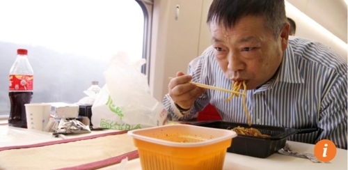 고속철에서 라면을 먹는 한 중국인