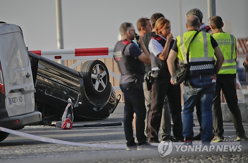 스페인 캄브릴스 차량테러에 쓰인 아우디 차량이 뒤집힌 모습.