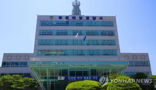 거제 앞바다 차량 추락…50대 운전자 숨져 - 1