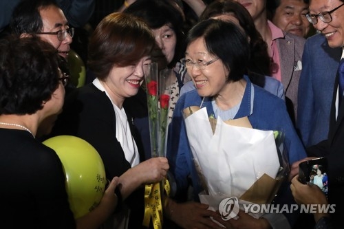 꽃다발 받은 한명숙 전 총리(의정부=연합뉴스) 임병식 기자 = 한명숙 전 국무총리(오른쪽)가 23일 새벽 경기도 의정부시 고산동 의정부교도소에서 만기 출소하며 더불어민주당 진선미 의원으로부터 꽃다발을 받고 있다. 2017.8.23andphotodo