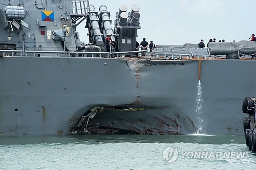 유조선과 충돌한 미 해군 7함대 소속 이지스 구축함[AP=연합뉴스 자료사진]