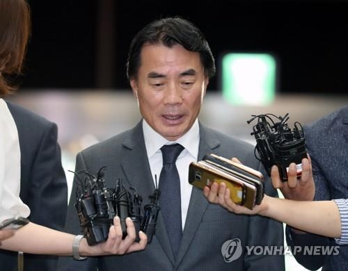경찰 출석한 '갑질논란' 이장한 회장