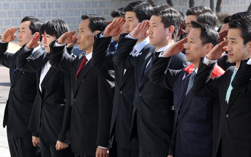 경례하는 경호관들