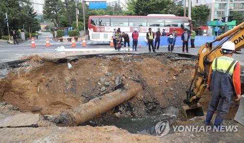 지난 6월 25일 울산시 동구 서부동의 한 도로에서 거대한 싱크홀이 발생해 복구작업이 이뤄지고 있다.