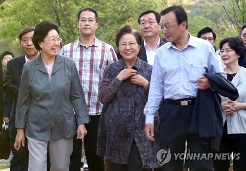 봉하마을 찾은 한명숙…만기출소 뒤 첫 공식 행보(종합) - 1