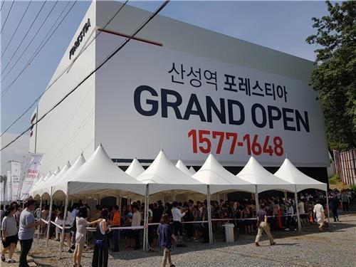'산성역 포레스티아' 모델하우스 입장 위해 줄을 선 방문객들