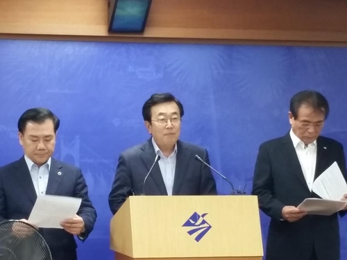서병수 부산시장(가운데) 백종헌 부산시의회의장(왼쪽) 조성제 부산상의회장.