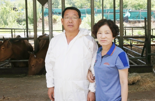 축사 일을 돕는 박씨의 부인
