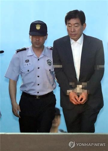 '국정원법·선거법 위반' 원세훈 다시 법정 구속(서울=연합뉴스) 김인철 기자 = '국가정보원 댓글' 사건 파기환송심에서 국정원법·선거법 위반으로 징역 4년을 선고받은 원세훈 전 국정원장이 30일 오후 서울 서초구 서울고등법원에서 구치소로 향하기 위해 호송차에 오르고 있다. 2017.8.30yatoya@yna.co.kr