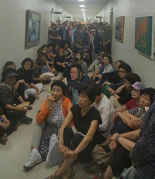 구청 복도 점거한 주민들