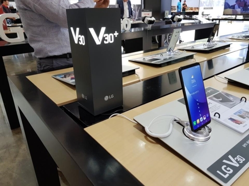 광화문 KT스퀘어에 마련된 V30 체험존