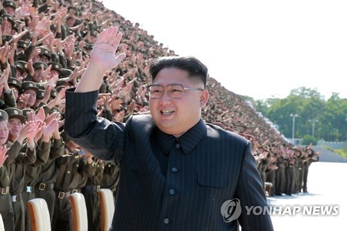 손 흔드는 북한 김정은