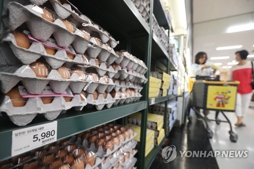 계란 한판을 5천980원에 파는 대형마트 매장 [연합뉴스 자료사진]