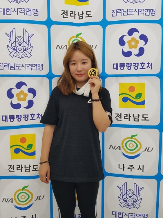 금메달 들어보이는 정은혜