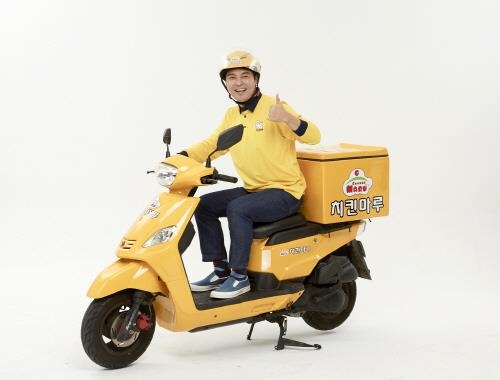 치킨마루, 전속모델 전현무 첫 지면광고 촬영컷 공개 - 1