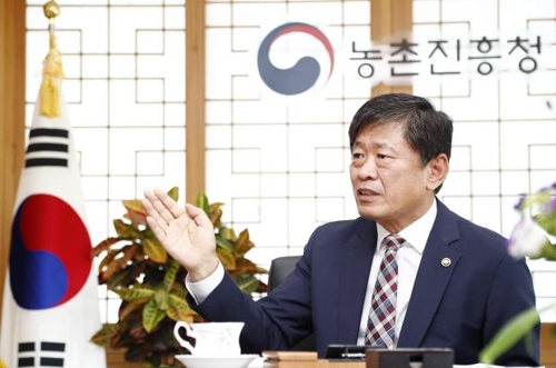 인터뷰하는 라승용 농진청장