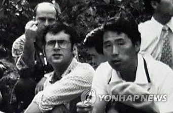 위르겐 힌츠페터와 김사복씨가 나란히 담긴 흑백사진