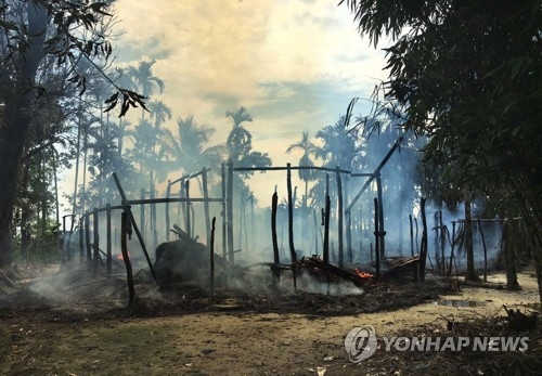 잿더미로 변한 로힝야족 마을[AP=연합뉴스