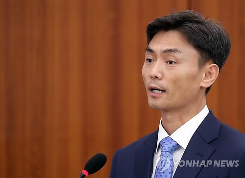 인사말하는 박성진 후보자(서울=연합뉴스) 신준희 기자 = 박성진 중소벤처기업부 장관 후보자가 11일 오전 국회에서 열린 인사청문회에서 인사말하고 있다. 2017.9.11hama@yna.co.kr(끝)