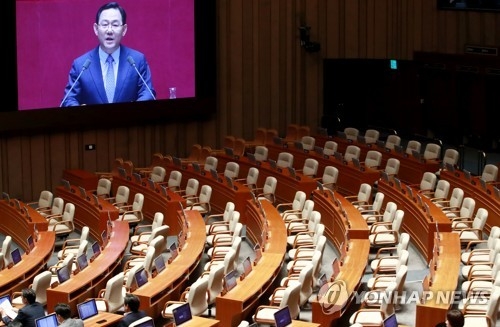 文정부 첫 대정부질문…與 '강원랜드 게이트·채용적폐' 공세 - 1