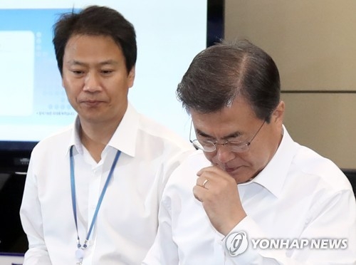 굳은 표정의 문재인 대통령
