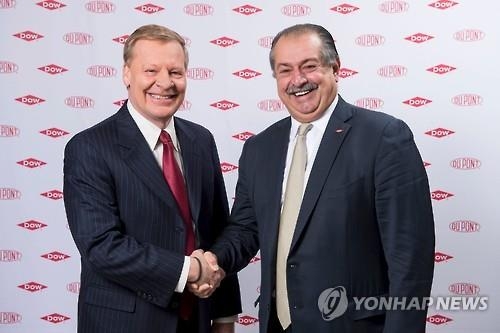 합병을 발표하는 듀폰과 다우케미컬 최고경영자들