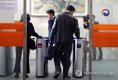 공무원연금 3년간 182억 잘못 지급…회수율 63% 그쳐 - 1