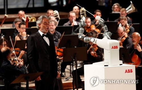 맹인 테너 보첼리와 로봇 지휘자의 '앙상블'