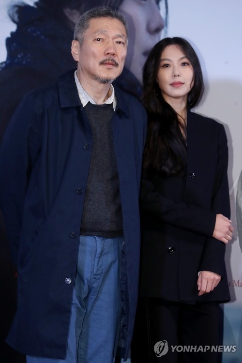 홍상수 감독(좌)과 김민희
