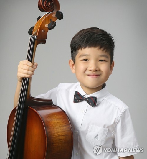 첼로와 함께 이윤석군