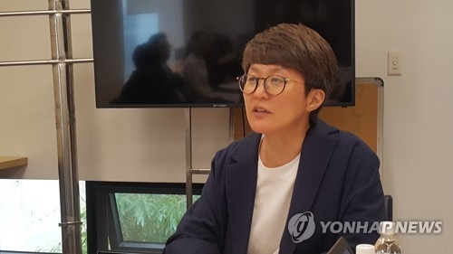 2018광주비엔날레 기본계획안 설명하는 김선정 대표.