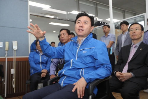 VTS에서 업무 보고받는 김영춘 해양수산부 장관.