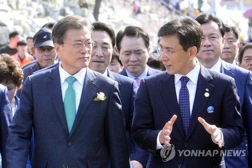 문재인(왼쪽) 대통령, 안희정 충남지사와 대화