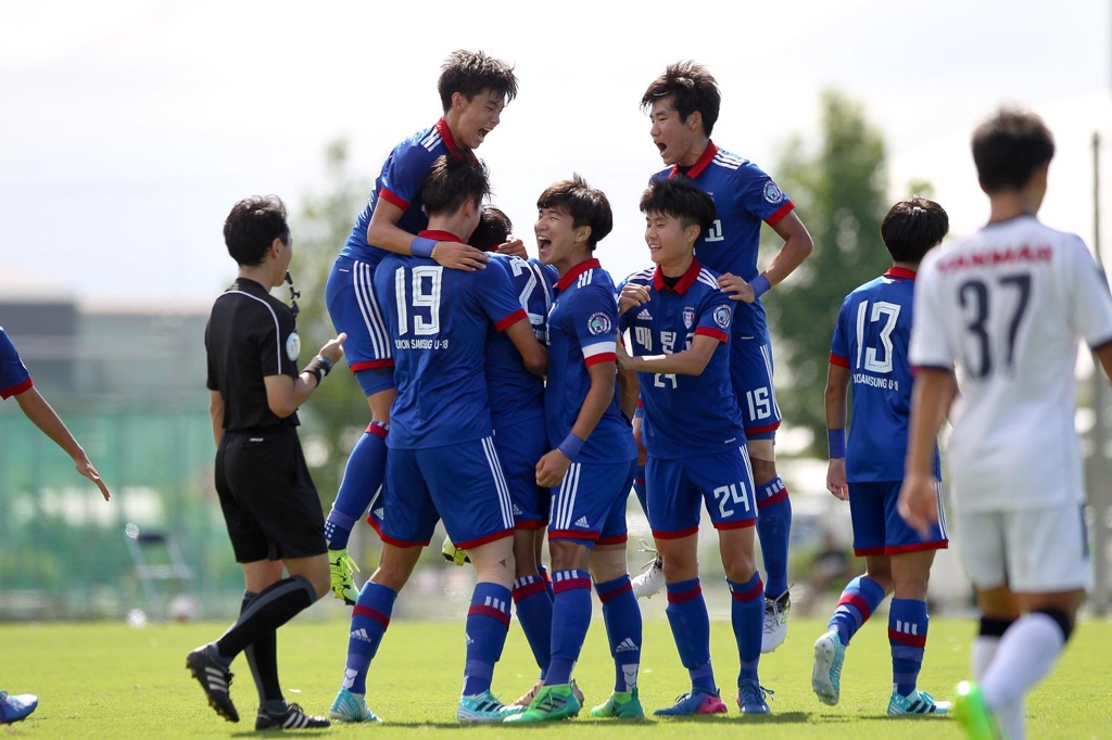 세레소 오사카 U-17를 이긴 후 환호하는 매탄고 선수들