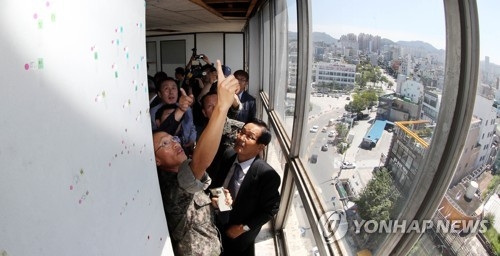 지난 13일 광주 전일빌딩 방문한 5·18 특조위원들