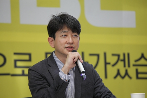 기자회견에서 발언하는 MBC 김연국 노조위원장