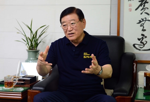 인터뷰하는 김석환 홍성군수