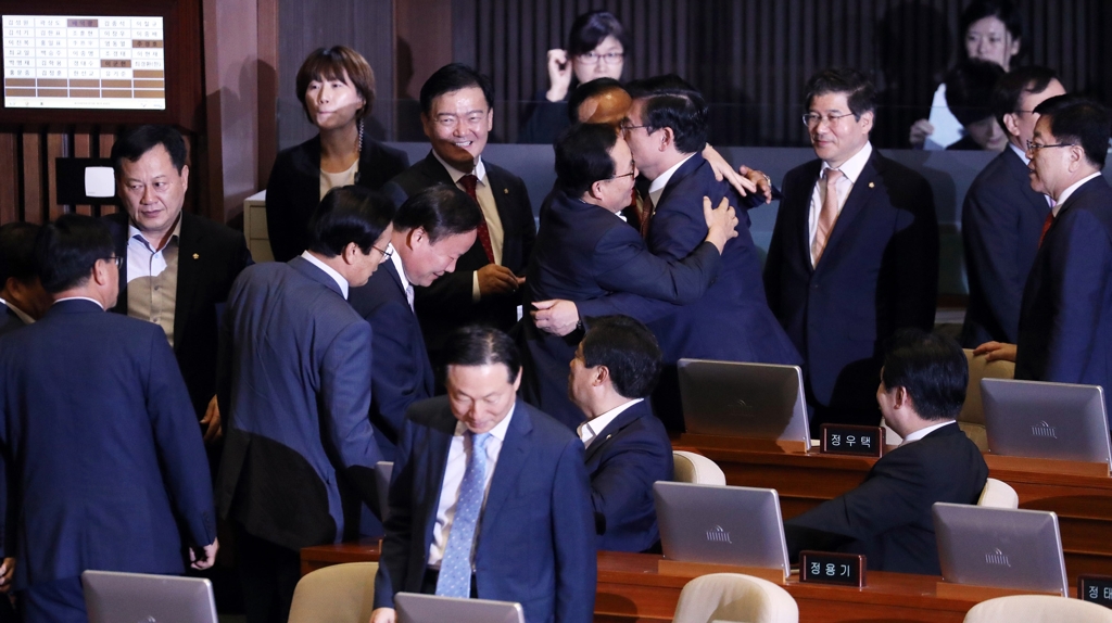 지난 11일 환호 속에 포옹하던 자유한국당