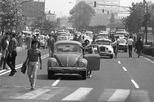 1985년 멕시코시티에서 출근자들이 승용차를 밀고 가는 장면. [AP/