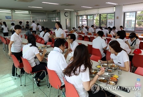 운동회날 학생·학부모와 따로 식사하는 교사들 [연합뉴스 자료사진]