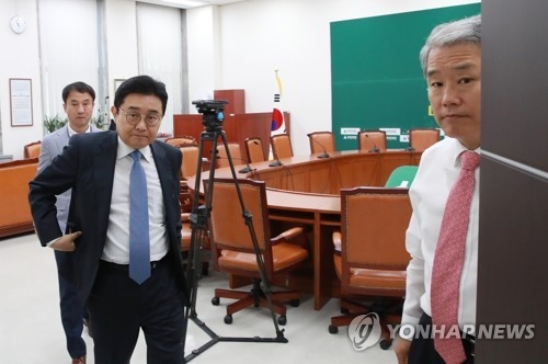 전병헌, 여야 릴레이 예방…김명수 인준에 힘받은 靑 협치행보 - 2