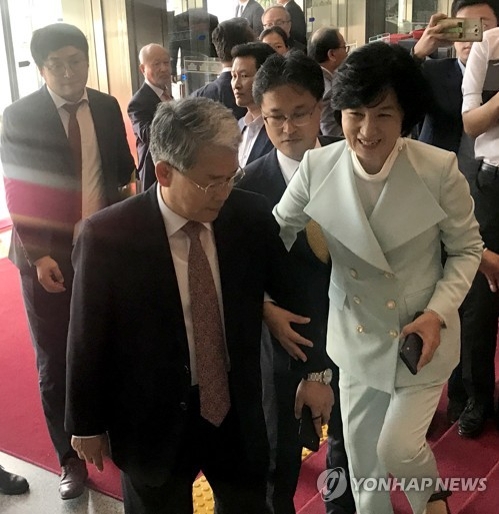 與, 김명수 인준 후 몸 더 낮춰… 野에 손 내밀며 '협치' 호소 - 1